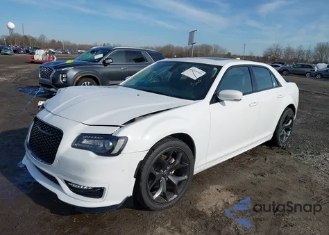 2023 Chrysler 300 Touring L z USA, uszkodzony, nr VIN 2C3CCADG4PH706898